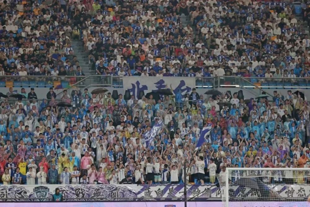  兰斯新球场首秀迎来开门红