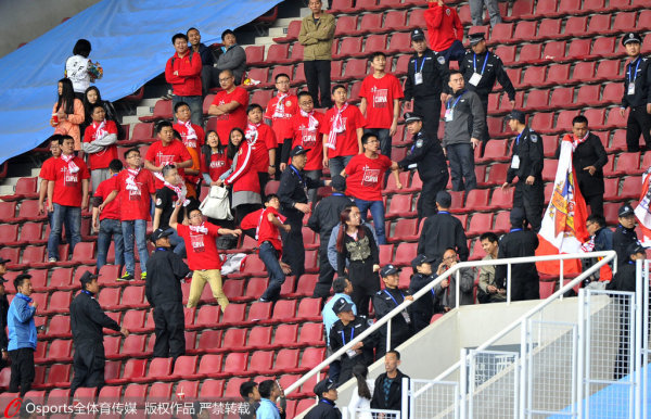  球迷冲突导致比赛中断警方介入调查  